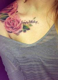 美女披肩玫瑰和英文字纹身