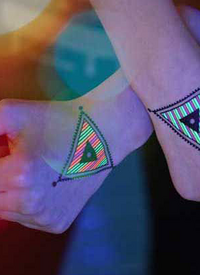 双手手背三角形荧光纹身