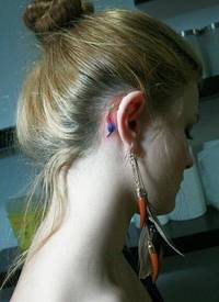 女性耳部时尚小巧的羽毛纹身图片