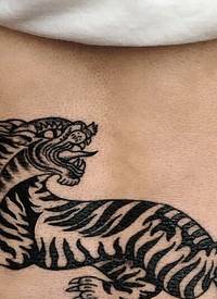 背部惊人的日式老虎纹身气势汹汹
