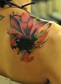 肩膀上的水彩纹身图案非常漂亮