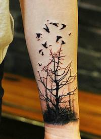 小树枝与小燕子结合的手臂纹身图片