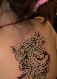 女性背部单色蛇爱情宣言纹身图片