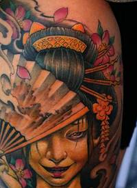 老传统美丽的大臂彩色花妓纹身图片