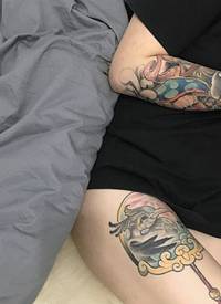 个性女生拥有花臂与花腿纹身刺青