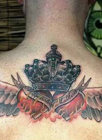 皇冠与爱心翅膀结合的后背纹身刺青