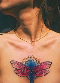 女生胸前五颜六色的蜻蜓纹身图片