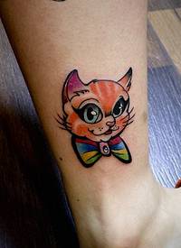 小腿部的一只彩色小花猫纹身图片