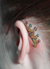 女生耳部小巧时尚的皇冠纹身图案