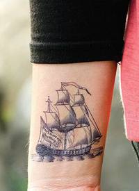 右手腕上的帆船纹身