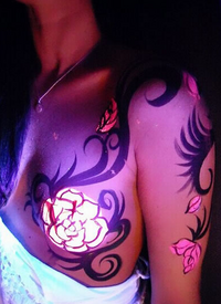 美女胸部荧光玫瑰纹身图案