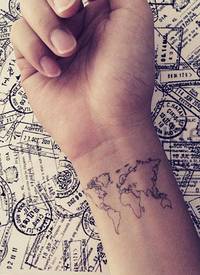 在手腕处纹身地图，带你走遍世界各地