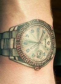 男人手臂个性手表彩色纹身