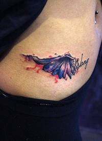 女生腹部彩色泼墨翅膀纹身图案