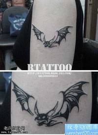 胳膊蝙蝠图腾纹身图案