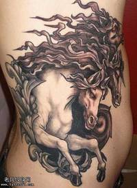 腰部时尚前卫的马纹身图案