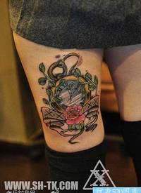 腿部经典潮流的怀表与玫瑰花纹身图案