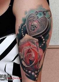 胳膊玫瑰心锁纹身图案