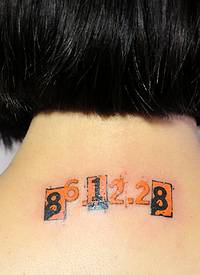 小女生脖子后的阿拉伯数字纹身刺青
