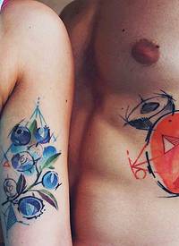 色彩诱人的苹果与葡萄的情侣纹身图案