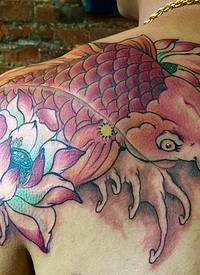 土豪男士肩膀上的红鲤鱼纹身图案