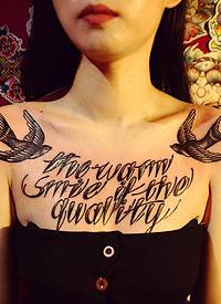 花体英文字母与小燕子一起的纹身图案