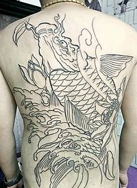 满背线条大鲤鱼纹身图案即将完成