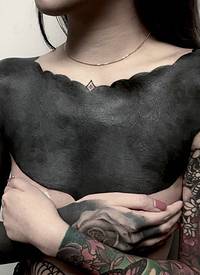 女孩满身纹身与花臂花旦纹身结合在一起
