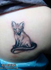 腰部黑狐狸纹身图案