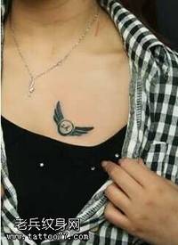 胸部爱心翅膀纹身图案