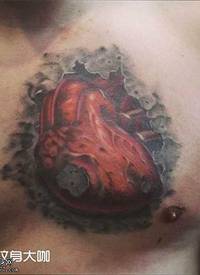 胸部红心脏纹身图案