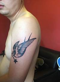大臂小燕子纹身图案