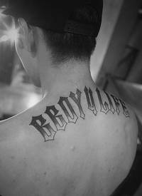 男士肩膀下的个性英文单词纹身刺青