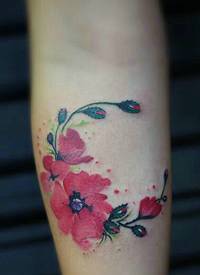 适合女生的手臂花朵纹身图案