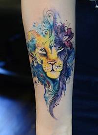色彩鲜艳的手臂水彩狮子纹身图案