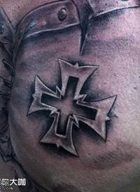 胸部十字架纹身图案