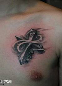 胸部十字架纹身图案