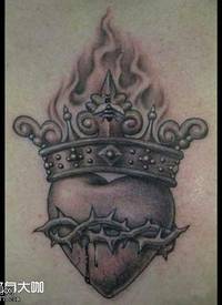 背部皇冠心纹身图案