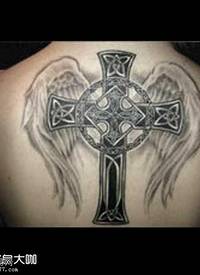背部十字架纹身图案