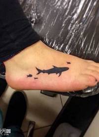 脚部鲨鱼图腾纹身图案