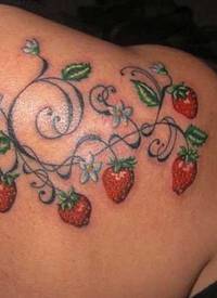 肩部草莓纹身图案