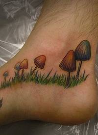 脚部蘑菇纹身图案