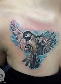 胸部小燕子纹身图案