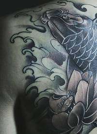 胸前帅气的黑灰鲤鱼纹身刺青