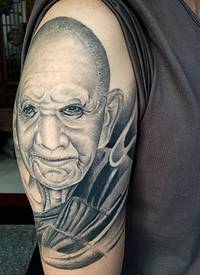 大臂一枚老奶奶肖像纹身图案很精致