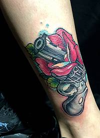 精美的彩色玫瑰水枪纹身图案