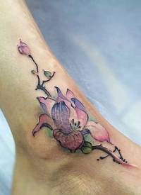 裸脚上的性感彩色花朵纹身刺青