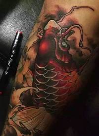 彩色红鲤鱼纹身图案年轻有活力