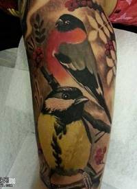 腿部小燕子纹身图案