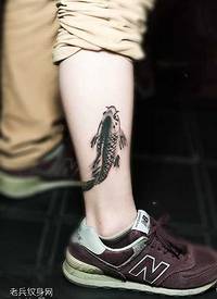 腿部小鲤鱼纹身图案